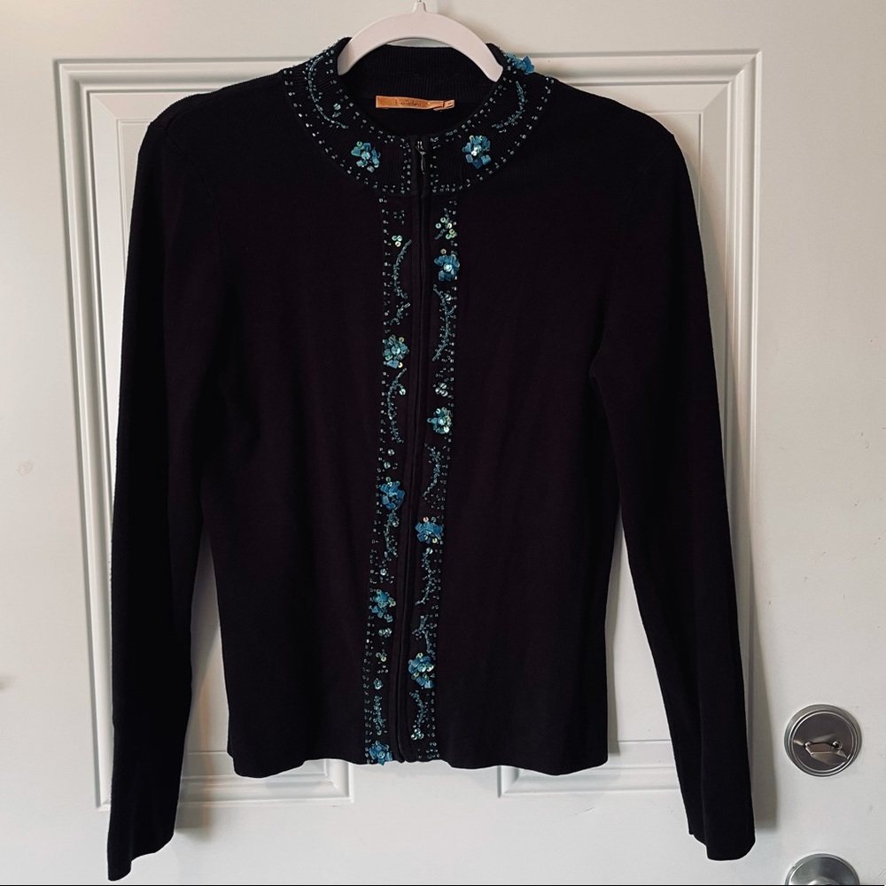Beautiful cardigan with blue beads details 🖤💙